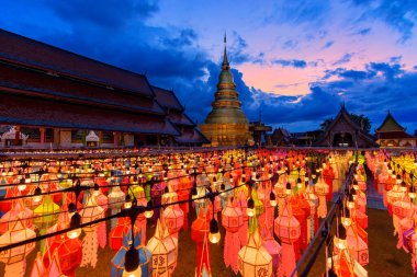 Lamphun Fener Festivali, Tayland, Lamphun 'daki Hariphunchai Tapınağı' nın Budist ibadeti. Loi Krathong 'da ya da Yi Peng Festivali' nde Lanna fenerinin ışığı