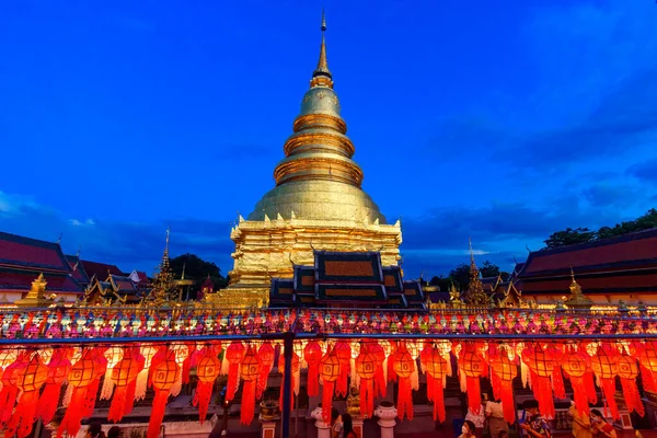 Lamphun Laternenfest Bei Der Buddhistischen Verehrung Des Phra Hariphunchai Tempels — Stockfoto