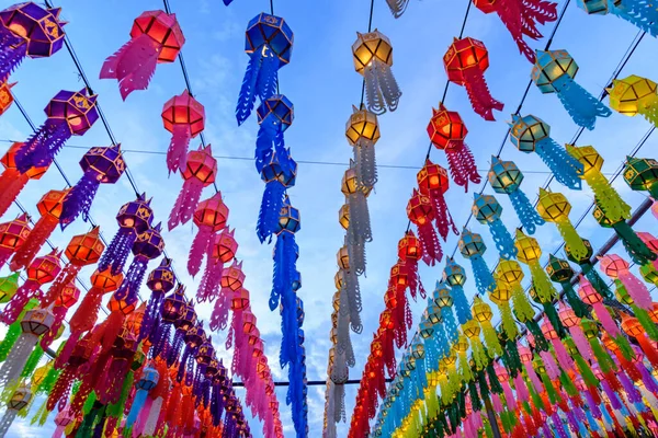 Lamphun Fener Festivali, Tayland, Lamphun 'daki Hariphunchai Tapınağı' nın Budist ibadeti. Loi Krathong 'da ya da Yi Peng Festivali' nde Lanna fenerinin ışığı