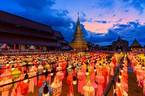 Lamphun Fener Festivali, Tayland, Lamphun 'daki Hariphunchai Tapınağı' nın Budist ibadeti. Loi Krathong 'da ya da Yi Peng Festivali' nde Lanna fenerinin ışığı