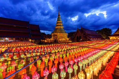 Lamphun Fener Festivali, Tayland, Lamphun 'daki Hariphunchai Tapınağı' nın Budist ibadeti. Loi Krathong 'da ya da Yi Peng Festivali' nde Lanna fenerinin ışığı