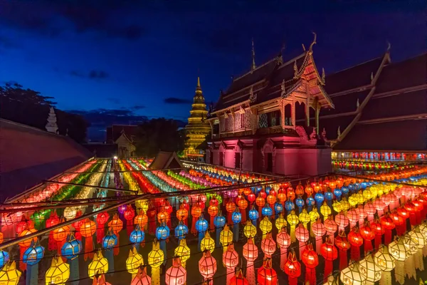 Lamphun Lantern Festival Adoração Budista Phra Hariphunchai Temple Lamphun Tailândia — Fotografia de Stock