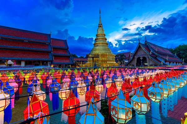 Lamphun Lantern Festival Buddhist Worship Phra Hariphunchai Temple Lamphun Thailand — Stock Photo, Image