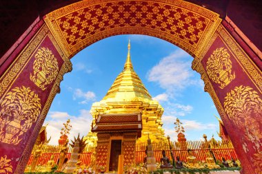 Chiang Mai, Tayland 'daki Phra That Doi Suthep Tapınağı' nda altın pagoda. Chiang Mai 'nin dini bir turistik cazibesi.