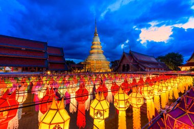 Lamphun Fener Festivali, Tayland, Lamphun 'daki Hariphunchai Tapınağı' nın Budist ibadeti. Loi Krathong 'da ya da Yi Peng Festivali' nde Lanna fenerinin ışığı