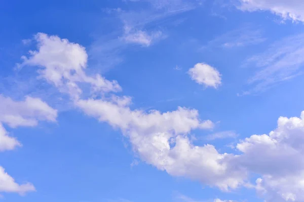 Puszyste Puszyste Białe Chmury Tle Dziennego Nieba Cumulus Jest Puszystą — Zdjęcie stockowe