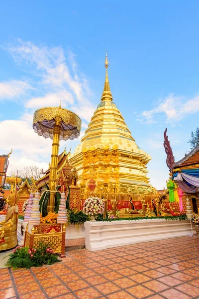 Chiang Mai, Tayland 'daki Phra That Doi Suthep Tapınağı' nda altın pagoda. Chiang Mai 'nin dini bir turistik cazibesi.
