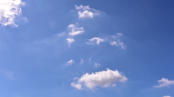 Zeitraffer Ziehen Aufgedunsene Wolken Über Den Blauen Himmel Ultra Wolkenlandschaft — Stockvideo