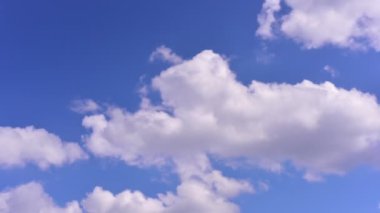 Zaman daralıyor, bulutlar mavi gökyüzünde hareket ediyor. Ultra HD hareket halindeki bulut manzarası. Kümülüs bulutu zaman aşımı.