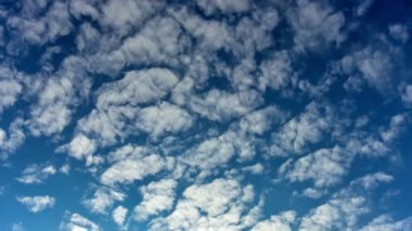 Zaman daralıyor, bulutlar mavi gökyüzünde hareket ediyor. Ultra HD hareket halindeki bulut manzarası. Kümülüs bulutu zaman aşımı.