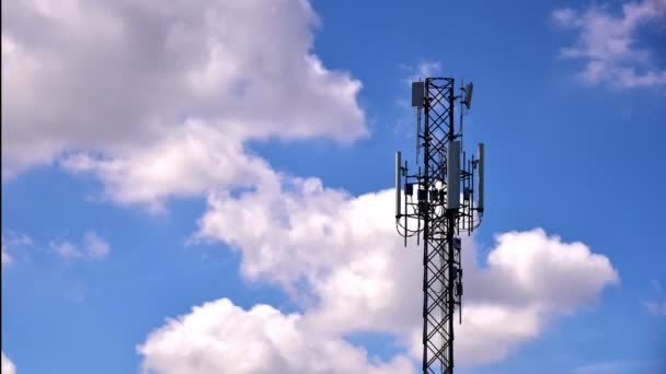 Torres Telecomunicações Com Nuvens Fundo Céu Azul Torre Sinal Céu — Vídeo de Stock