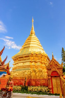 Chiang Mai, Tayland 'daki Phra That Doi Suthep Tapınağı' nda altın pagoda. Chiang Mai 'nin dini bir turistik cazibesi.
