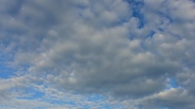 Zaman daralıyor, bulutlar mavi gökyüzünde hareket ediyor. Ultra HD hareket halindeki bulut manzarası. Kümülüs bulutu zaman aşımı.