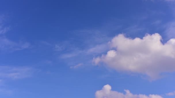Χρόνος Κυλάει Σύννεφα Φουσκώνουν Κινούνται Στον Γαλάζιο Ουρανό Ultra Τοπίο — Αρχείο Βίντεο