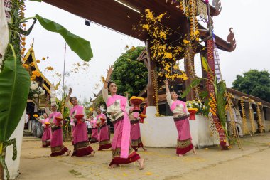 CHIANG MAI, THAILAND - 14 Kasım 2021 Thai Budizmi 'nde inanç ve erdem için Kathin töreni Mae Chaem Bölgesi Yang Luang Tapınağı, Chiang Mai, Tayland