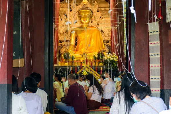 2021年11月14日タイ チェンマイ県メーチャム郡のヤン ルアン寺院において タイ仏教における信仰と功徳のためのカチン儀式 — ストック写真