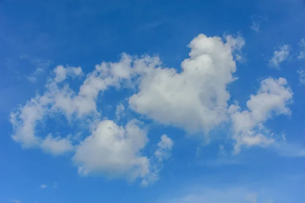 Opgezwollen Pluizige Witte Wolken Tegen Lucht Overdag Cumulus Een Pluizige — Stockfoto