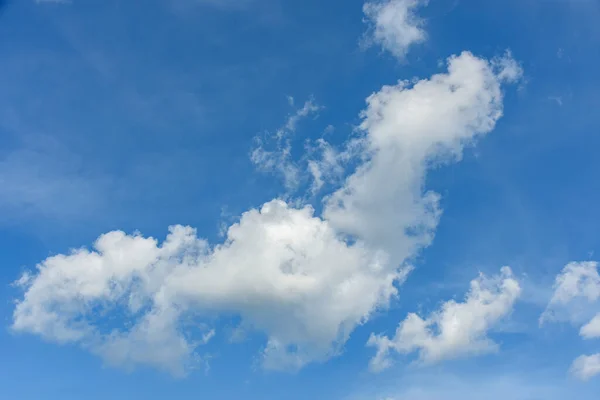 Bengkak Berbulu Putih Awan Terhadap Langit Siang Hari Cumulus Adalah — Stok Foto