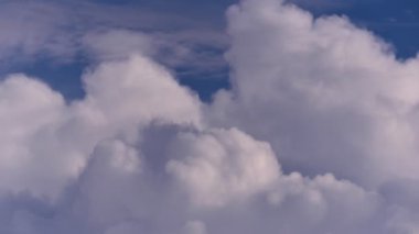 Zaman daralıyor, bulutlar mavi gökyüzünde hareket ediyor. Ultra HD hareket halindeki bulut manzarası. Kümülüs bulutu zaman aşımı.