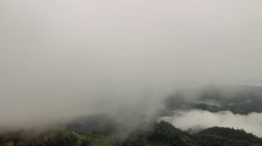 Time Lapse video 4k, Tayland 'ın kuzeyindeki Chiang Mai' deki Huay Kub Kab köyündeki dağlarda bir Misty sabahının manzarası. Alçak bulutlar ve sis yeşil ormanın üzerinde yuvarlanıyor