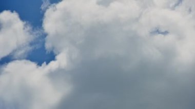 Zaman daralıyor, bulutlar mavi gökyüzünde hareket ediyor. Ultra HD hareket halindeki bulut manzarası. Kümülüs bulutu zaman aşımı.