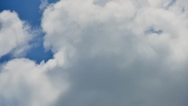Timpul Trece Norii Pufoşi Mişcă Cerul Albastru Peisaj Ultra Norului — Videoclip de stoc