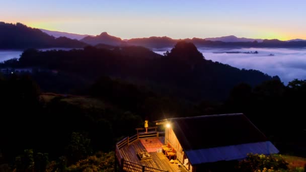 タイムラプス動画 タイ王国のメーホンソンで最も人気のある場所であるバーンジャボ展望台での朝の霧 バーン ジャボはタイで最も素晴らしい霧の一つ — ストック動画