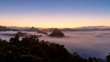 Zaman aşımı videosu, Baan Jabo 'da Sabah Sisi, Tayland Mae Hong Son' ın en sevilen turist mekanı. Baan Jabo Tayland 'ın en harika sislerinden biri..