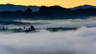 Zaman aşımı videosu, Baan Jabo 'da Sabah Sisi, Tayland Mae Hong Son' ın en sevilen turist mekanı. Baan Jabo Tayland 'ın en harika sislerinden biri..