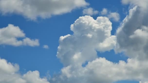 Временной Промежуток Облака Опухшие Движутся Голубому Небу Сценарий Облака Ultra — стоковое видео