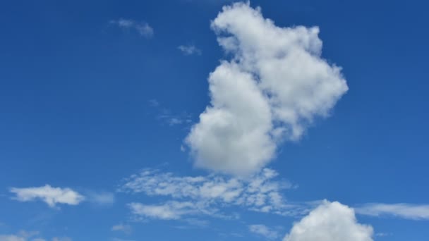 Időeltolódás Felhők Puffogtatnak Kék Égen Ultra Felhőtáj Mozgásban — Stock videók