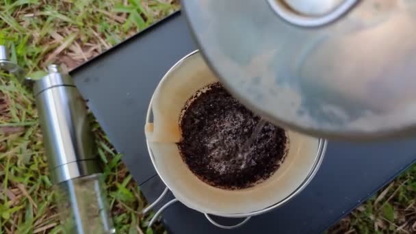 Top View Εύκολος Καφές Στάγδην Χύνοντας Ζεστό Νερό Στο Φρυγμένο — Αρχείο Βίντεο