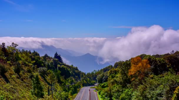 Time Lapse Nebbia Movimento Che Scorre Cima Alla Collina Doi — Video Stock