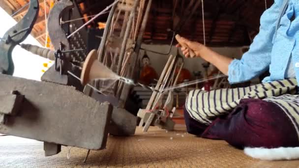 Mani Donna Asiatica Matura Filatura Cotone Con Vecchia Macchina Ruote — Video Stock