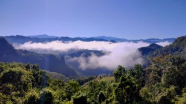 Zaman aşımı videosu, Baan Jabo 'da Sabah Sisi, Tayland Mae Hong Son' ın en sevilen turist mekanı. Baan Jabo Tayland 'ın en harika sislerinden biri..