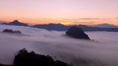 Zaman aşımı videosu, Baan Jabo 'da Sabah Sisi, Tayland Mae Hong Son' ın en sevilen turist mekanı. Baan Jabo Tayland 'ın en harika sislerinden biri..