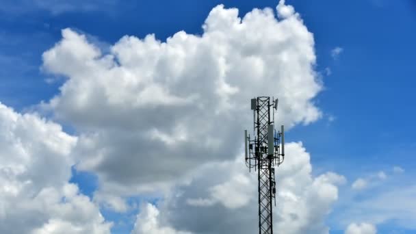 Zaman Atlaması Mavi Gökyüzü Arka Planında Hareket Bulutları Olan Telekomünikasyon — Stok video