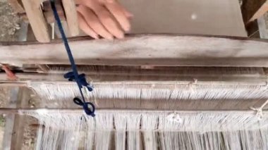 Tayland 'da el yapımı ahşap tezgahta geleneksel el yapımı pamuk. Geleneksel Asyalı kadın el yapımı örgü örüyor.