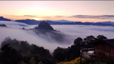 Zaman aşımı videosu, Baan Jabo 'da Sabah Sisi, Tayland Mae Hong Son' ın en sevilen turist mekanı. Baan Jabo Tayland 'ın en harika sislerinden biri..