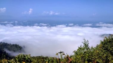 Time Lapse video 4k, Klo Se Lo 'daki dağlarda Puslu bir sabahın sahnesi Mae Sam Laep, Sop Moei District, Mae Hong Son, Tayland. Alçak bulutlar ve sis yeşil ormanın üzerinde yuvarlanıyor.