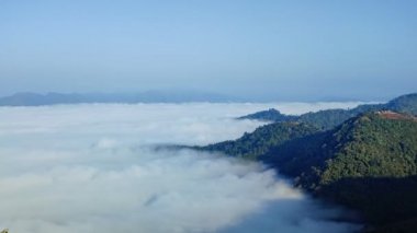 Time Lapse video 4k, Klo Se Lo 'daki dağlarda Puslu bir sabahın sahnesi Mae Sam Laep, Sop Moei District, Mae Hong Son, Tayland. Alçak bulutlar ve sis yeşil ormanın üzerinde yuvarlanıyor.