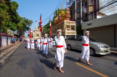CHIANG MAI, THAILAND - 13 Nisan 2022: Buda Phra Singh geçit töreninin geleneksel hamamı ve Songkran festivalinde Chiang Mai 'nin önemli Buda resimleri.