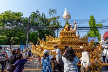 CHIANG MAI, THAILAND - 13 Nisan 2022: Buda Phra Singh geçit töreninin geleneksel hamamı ve Songkran festivalinde Chiang Mai 'nin önemli Buda resimleri.