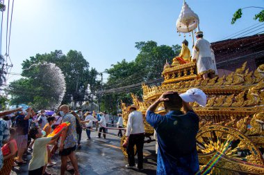 CHIANG MAI, THAILAND - 13 Nisan 2022: Buda Phra Singh geçit töreninin geleneksel hamamı ve Songkran festivalinde Chiang Mai 'nin önemli Buda resimleri.