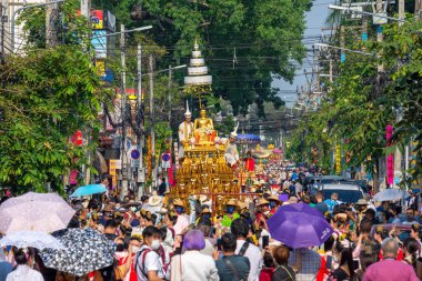 CHIANG MAI, THAILAND - 13 Nisan 2022: Buda Phra Singh geçit töreninin geleneksel hamamı ve Songkran festivalinde Chiang Mai 'nin önemli Buda resimleri.