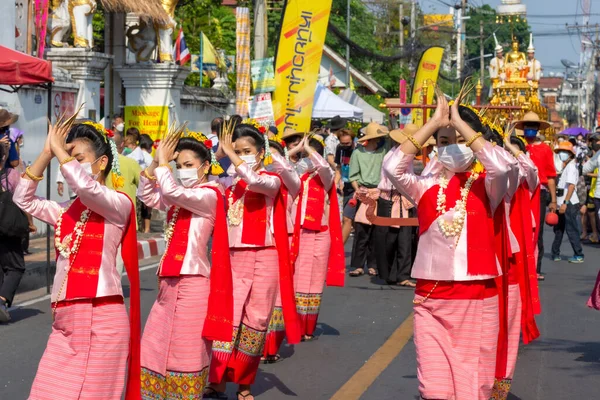 2022年4月13日 每年清迈的佛像和佛像在松堪节的传统沐浴 在信仰方面 — 图库照片