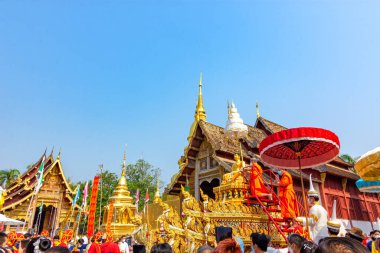CHIANG MAI, THAILAND - 13 Nisan 2022: Phra Singh tapınağındaki Buddha Singh 'i Chiang Mai, Tayland' da şehrin etrafına su dökmek için geçit arabalarına taşıdı. Chiang Mai Songkran Festivali.