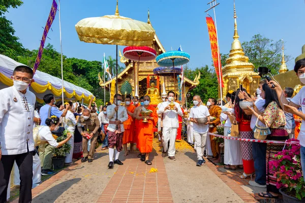 チエンマイ エイプリル社2022年13日 シン寺院のプラ シン仏教徒をパレードカーに移動させ タイのチェンマイ市内の水を注ぎました チェンマイソンクラン祭り — ストック写真
