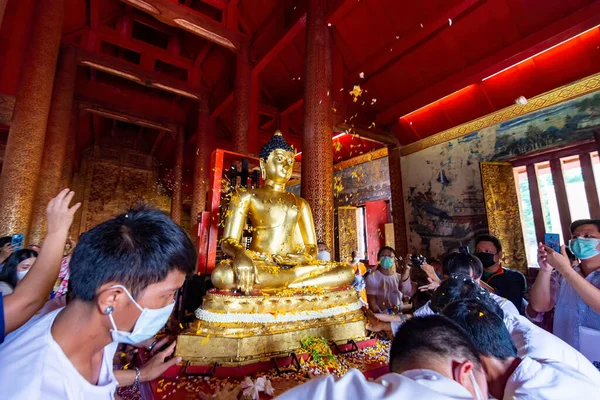 チエンマイ エイプリル社2022年13日 シン寺院のプラ シン仏教徒をパレードカーに移動させ タイのチェンマイ市内の水を注ぎました チェンマイソンクラン祭り — ストック写真