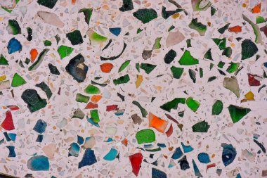 Fayans parçalı mozaik ve soyut arkaplan için duvardaki taş süslemeleriyle dolu.